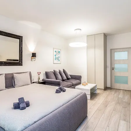 Old Town Riverside Apartment *