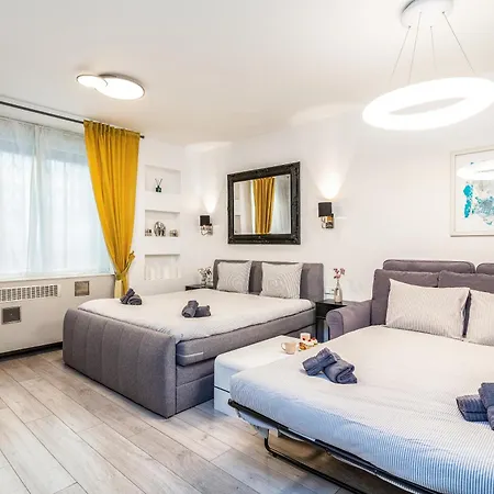 Old Town Riverside Apartment *