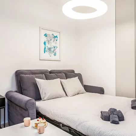 Old Town Riverside Apartment *